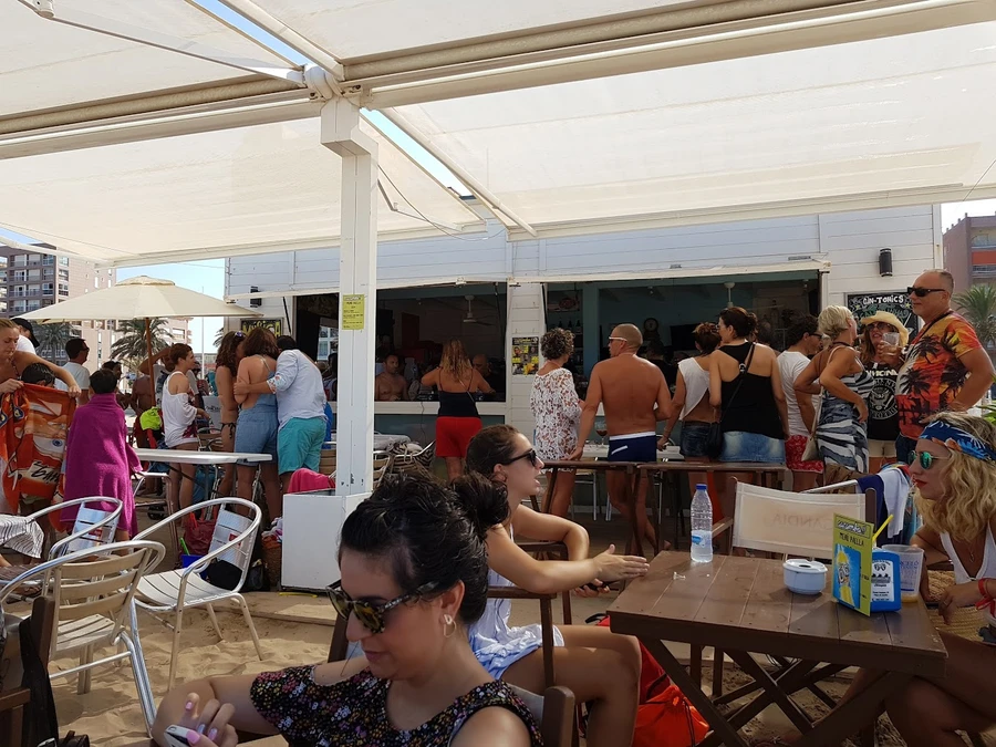Chiringuito Caramba lleno de gente