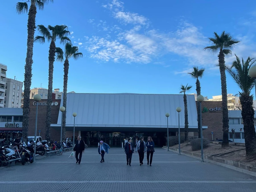 Parada de taxi en la estación de tren de Gandía