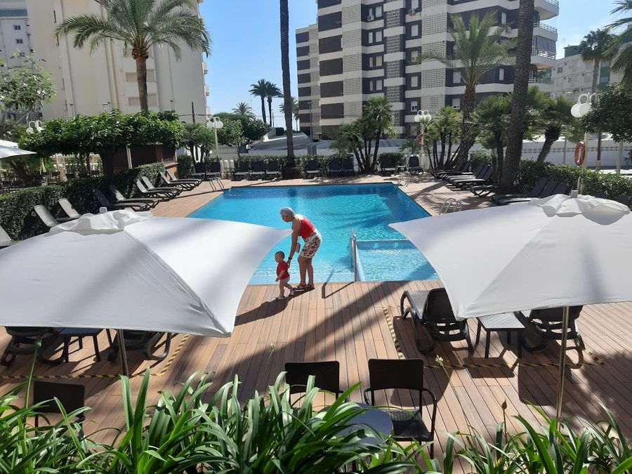 piscina hotel los robles